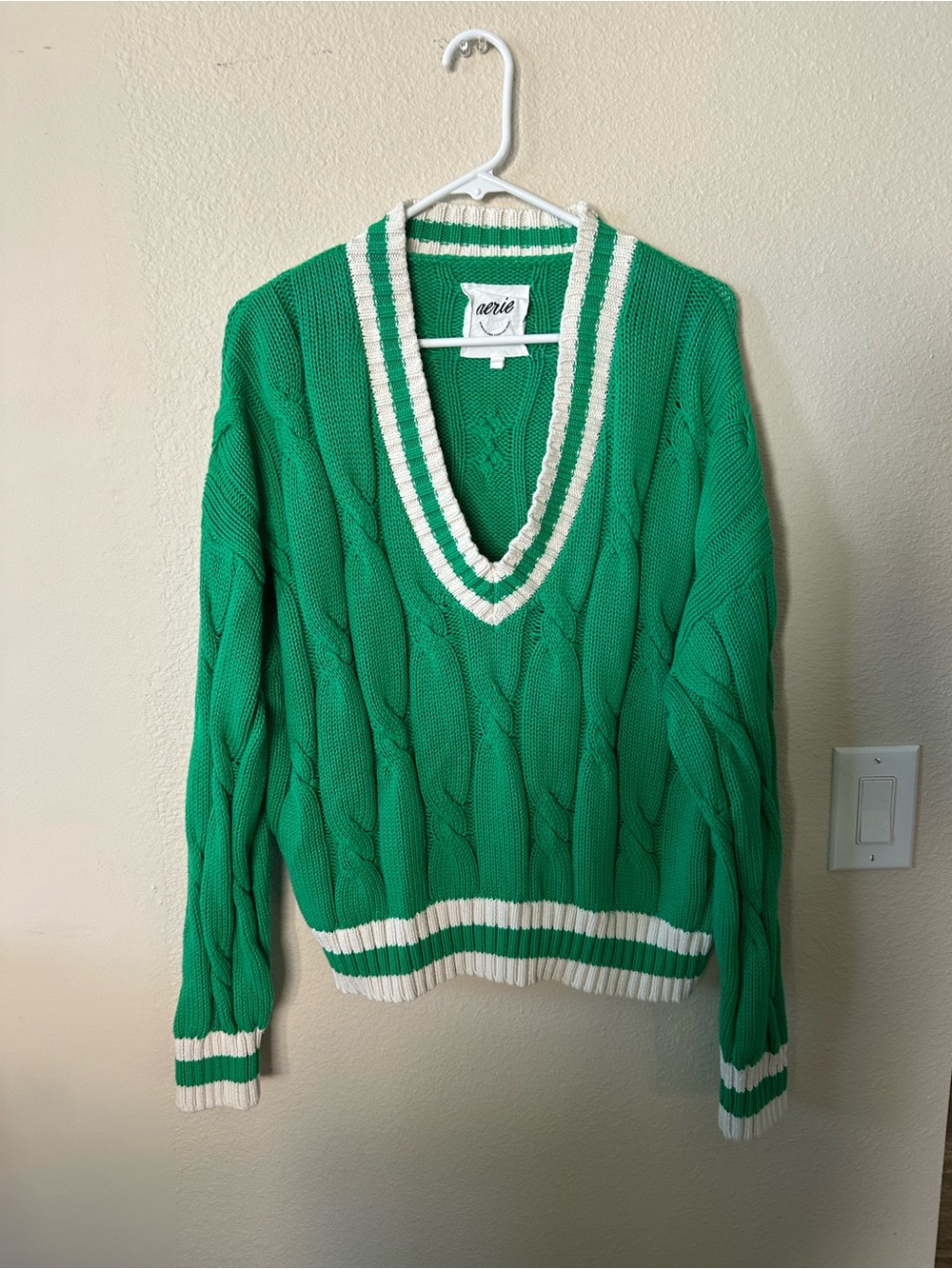 Aerie women's Green Cable-Knit V-Neck Sweater with White Trim size L/ NWOT 1042